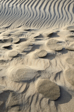 Door de wind uitgesleten vormen in het duinzand van de helmduinen op het Kennemerstrand bij IJmuiden.