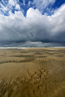 Grote, donkere wolkenlucht van naderende bui boven de Noordzee op het strand van het Waddeneiland Texel.