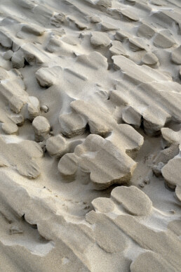Uitgekerfde zandvormen in een grote stuifkuil in de duinen op het strand van Heemskerk