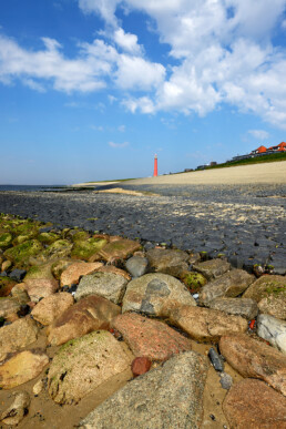 Drooggevallen keien en stenen op strekdam tijdens laagwater aan voet van de Helderse Zeewering bij Huisduinen (Den Helder).