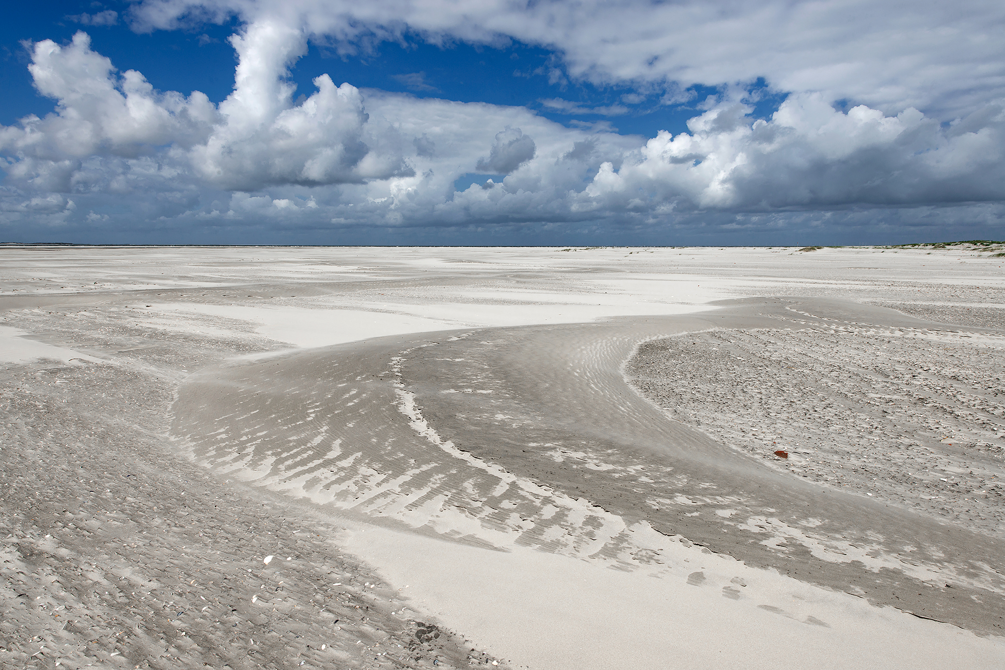 Uitgestrekte strandvlakte met witte zandbanen op het onbewoonde waddeneiland Rottumeroog in de Nederlandse Waddenzee.