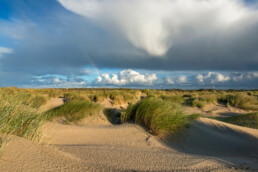Grote wolk van regenbui boven wuivend helmgras in de zeeduinen van De Hors op het zuidpunt van Waddeneiland Texel