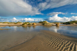 Water in natte vallei tussen de zeeduinen op de strandvlakte van De Hors op de zuidpunt van Waddeneiland Texel.