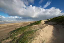 Uitzicht op de Noordzee, zeeduinen en het verlaten, lege strand van Wijk aan Zee in de ochtend.