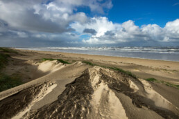 Zicht vanaf de duinen op de Noordzee en het strand van Wijk aan Zee