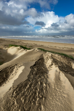 Zicht vanaf de duinen op de Noordzee en het strand van Wijk aan Zee
