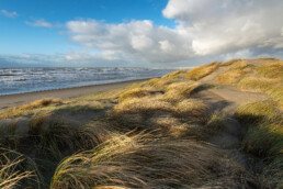 Uitzicht op het strand en de Noordzee vanuit de duinen op het strand van Wijk aan Zee