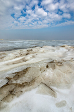 IJs op bevroren, ondiepe delen van de Waddenzee tijdens winter op het voormalige Waddeneiland Wieringen