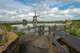 Zicht op Molen het Noorden bij Drijvers Vogelweid De Bol op het waddeneiland Texel