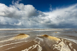 Donkere wolkenlucht van naderende hagelbui boven zee op het Kennemerstrand bij IJmuiden