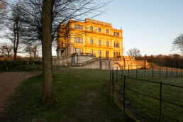 Eerste zonnestralen schijnen op het landhuis tijdens zonsopkomst op Landgoed Elswout in Overveen