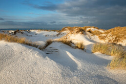 Laagje sneeuw op de helmduinen van De Hors op het Waddeneiland Texel